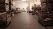 Anarbeiten in einer Lagerhalle (Weingut Ackermann)