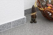 Kombiniert mit einem Granitsteinsockel